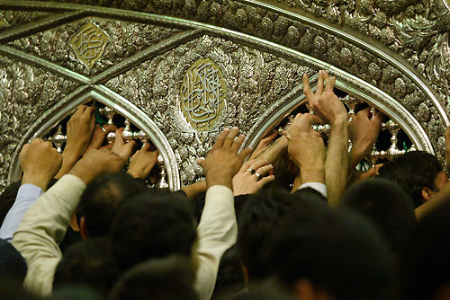 http://ghoreh.persiangig.com/image/emam%20reza/2006101501-Mashhad-1.jpg